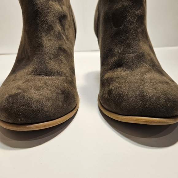 Old Navy SZ 7 3.5" Stacked Heel Faux Olive Green Suede Bootie Zip Close - Picture 3 of 12